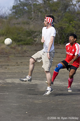 Futbol: Jason Takes One Up High